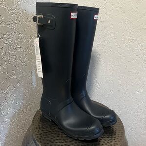 Navy hunter boots sz 10 (nwt)